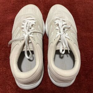 Men’s New Balance 520 Size 9.5 in Cream and White